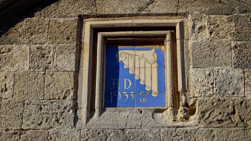 Kasteliani Public Library, Italian coat of arms, Historical façade with a decorative relief and the