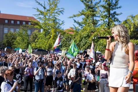 Singer anaïs in front of an audience in Invalidenpark at the demonstration on climate protection