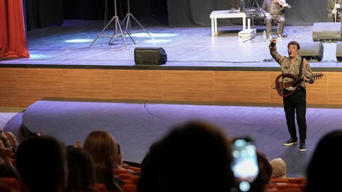 Turkish singer Coskun Sabah performs on stage at Gaziantep University as part of the Türkiye Kültür