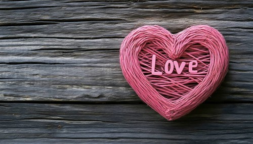 Vintage Wooden Heart-Shaped Pink Clew With Love Word - A Charming And Romantic Decorative Piece For
