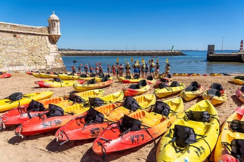 Kayak tours to the rocky coast of Ponta da Piedade, group tours in kayaks on the sea to the rugged