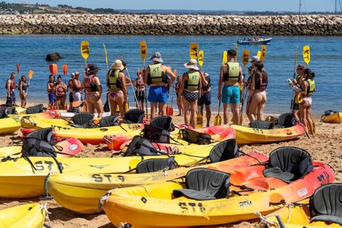 Kayak tours to the rocky coast of Ponta da Piedade, group tours in kayaks on the sea to the rugged