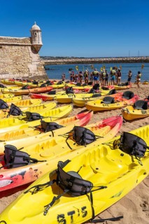 Kayak tours to the rocky coast of Ponta da Piedade, group tours in kayaks on the sea to the rugged