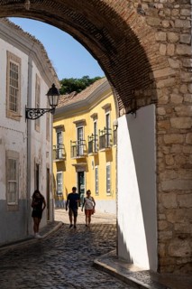 Faro, Old Town Lane, R. do Repouso, Arco do Repouso city gate, Algarve, Portugal