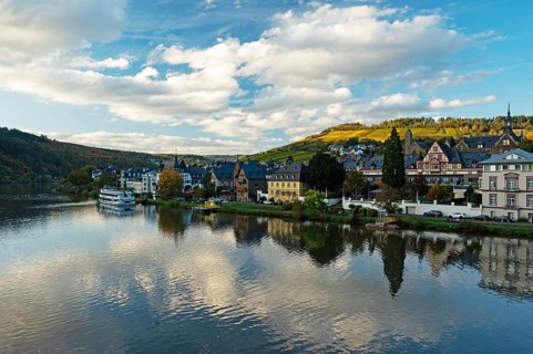 View of the Moselle in Traben-Trarbach in autumn, sunset, Traben-Trarbach, Rhineland-Palatinate,