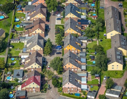 Aerial view, miners' housing estate Glück-Auf-Straße with colourful house facades in Rünthe,