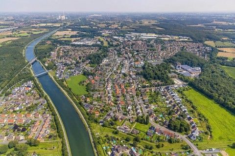 Aerial view, Datteln-Hamm Canal and Rünthe town view, Bergkamen, Ruhr area, North Rhine-Westphalia,