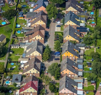 Aerial view, miners' housing estate Glück-Auf-Straße with colourful house facades in Rünthe,