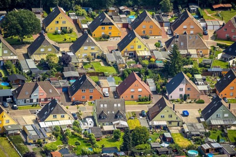 Aerial view, miners' housing estate Querstraße Beverstraße with colourful house facades in Rünthe,