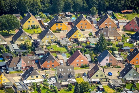 Aerial view, miners' housing estate Querstraße Beverstraße with colourful house facades in Rünthe,