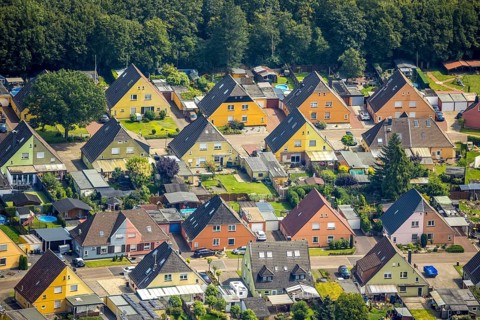 Aerial view, miners' housing estate Querstraße Beverstraße with colourful house facades in Rünthe,