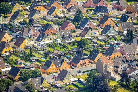 Aerial view, miners' housing estate Querstraße Beverstraße with colourful house facades in Rünthe,