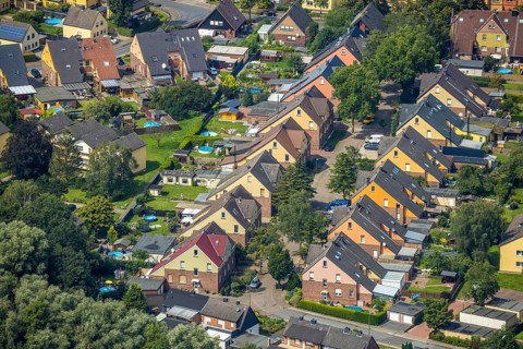 Aerial view, miners' housing estate Glück-Auf-Straße with colourful house facades in Rünthe,
