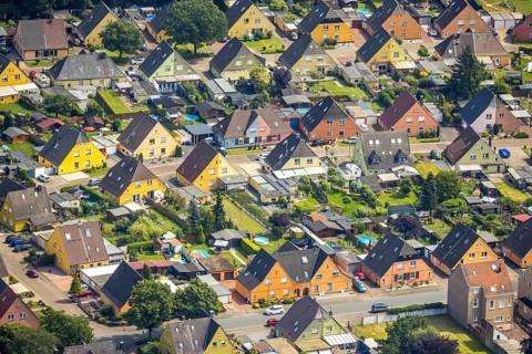 Aerial view, miners' housing estate Querstraße Beverstraße with colourful house facades in Rünthe,