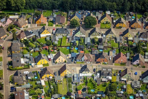 Aerial view, miners' housing estate Querstraße Beverstraße with colourful house facades in Rünthe,