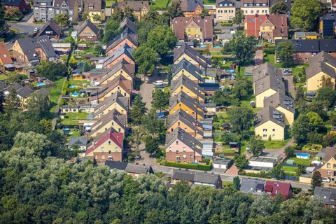 Aerial view, miners' housing estate Glück-Auf-Straße with colourful house facades in Rünthe,
