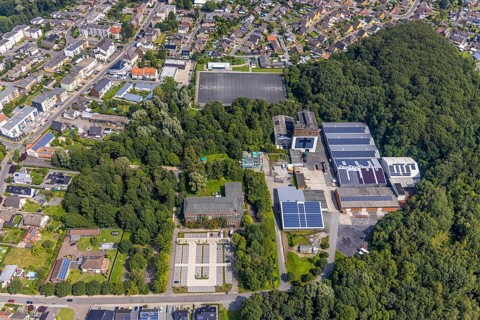 Aerial view, sports field at Schacht III and housing estate Zechenweg in Rünthe, Bergkamen, Ruhr
