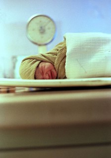 BIH, Sarajevo, 01.08.1995 -- SERIAL OF 10 PHOTOS -- Series about a maternity hospital during the