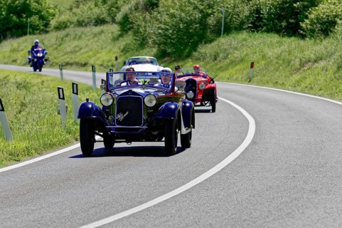 A blue and a red classic car driving one behind the other on a road, classic car, car race, Mille
