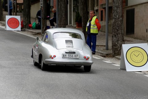 No. 269, Porsche 356 1500, model year 1953, Silver car drives past targets with large signs, a