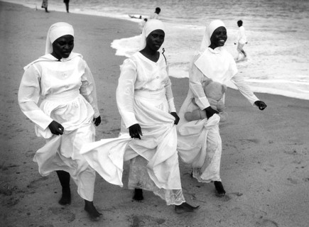 NGA, Lagos, 20.05.97 -- Free churches in Lagos. -- Nigerian Catholic nuns hiking on Victoria