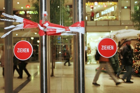 Berlin, DEU, 17.11.1998 -- Closing time, Potsdamer Platz arcades. (Shopping center)