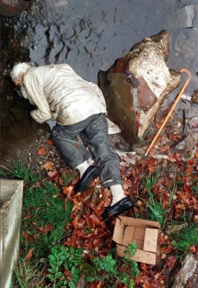 BIH, Bosnia, Vares, 03.11.1993, shot old man lying in a river