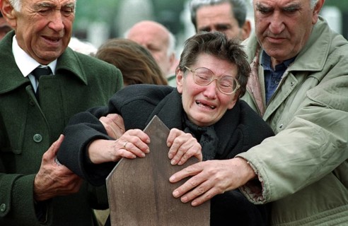 BIH, Bosnia, Sarajevo, 24.10.1993, Weeping woman in cemetery during burial