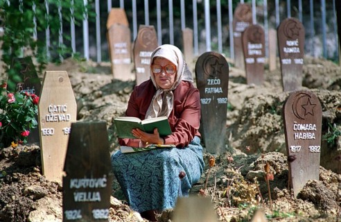 BIH, Bosnia, Sarajevo, 20.09.1992, Muslim woman praying in cemetery