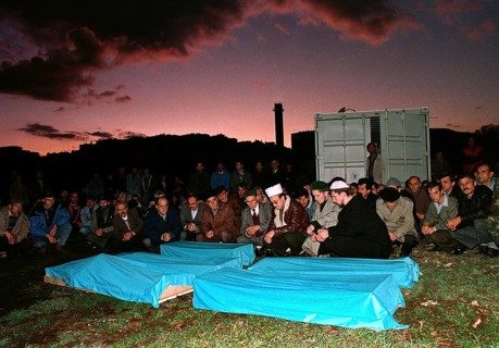 BIH, Sarajevo, September 1994 -- Muslim burial of victims of a grenade attack in Sarajevo. Fearing