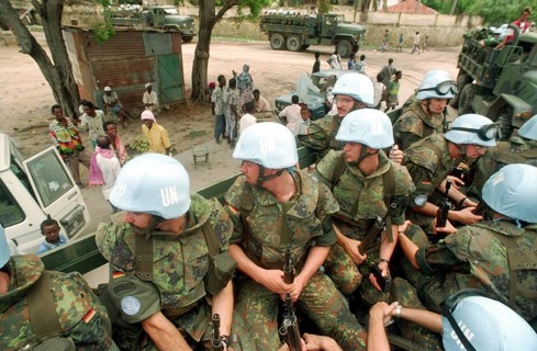 SOM, SOMALIA, Mogadishu, 25.07.1993 - The first German troops on their way through Mogadishu. - -