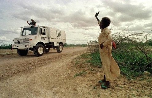 SOM, Belet Hün, 01.08.1993 -- A Somali child waves to arriving German troops at Belet Hün airfield.