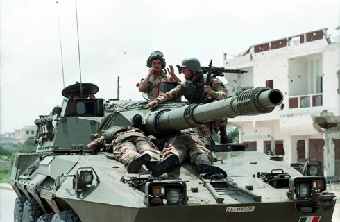SOM, SOMALIA, Mogadishu, 01.07.1993 - Italian UN soldiers evacuate wounded. - -