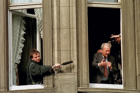 DEU, Erfurt, 01.07.1990 -- A radio reporter tries to get an original sound during Willy Brandt's