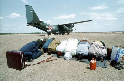 SOM, SOMALIA, Belet Hün, 1993 - Muslim Somalis on the Belet Hün airport. - -