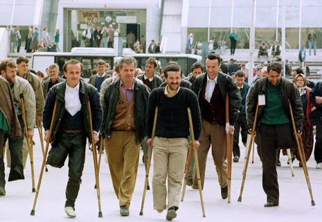 BIH, Tuzla, 01.05.1993 -- Refugees from Srebrenica on their way to prosthesis testing in Tuzla. --