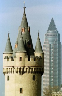 Frankfurt/Main, DEU, 01.07.1994 -- Visual comparison between the Bockenheimer Warte tower and the