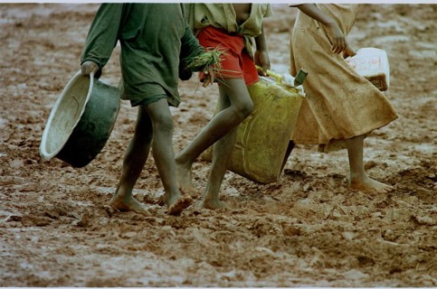 RWA, Benaco camp, 19.05.1994 -- Refugee children wander through the muddy paths of the Benaco camp