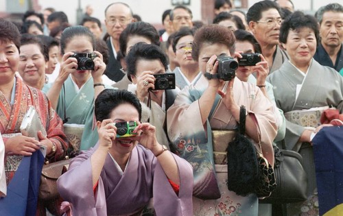 Deu, Wiesbaden, 20.07.1994 Japanese tourists visiting the Dalai Llama.