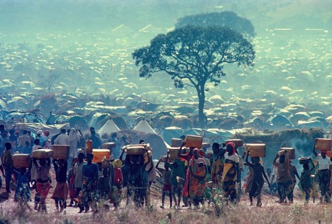 Benaco Camp, RWA, 19.05.1994 -- Rwandan refugees flee the fighting in their country, on their way