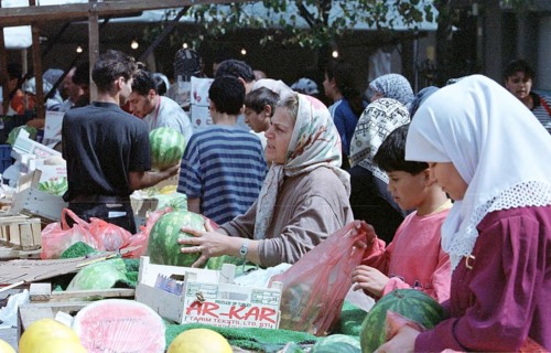 Berlin, DEU, 10.06.1998 -- Hustle and bustle on a Turkish market, salespeople wearing headscarves