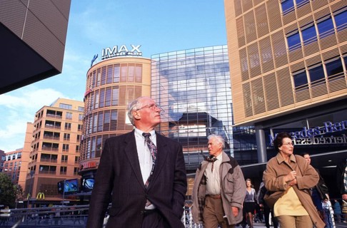 Berlin, DEU, 18.10.1998 -- Visitors to the Potsdamer Platz arcades. In the background, the Imax