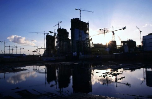 Berlin, DEU, 26.10.1998 -- Silhouette of the construction site on Potsdamer Platz at sunset.