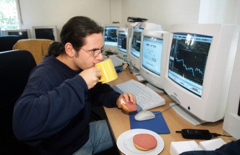 Berlin, DEU, 29.09.1999 -- Day trader Schrader treats himself to a quick bite while he continues to