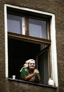 Berlin, DEU, 18.10.1999 -- A woman wearing a beauty mask (yogurt on face, face cream) looks out a
