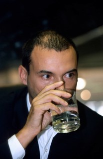 Berlin, DEU, 09.08.1999 -- portrait of Pixelpark manager Paulus Neef. (water glass, drink)