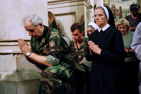 BIH, Sarajevo, 01.09.1995 -- A Bosnian soldier prays together with a Catholic nun during a service