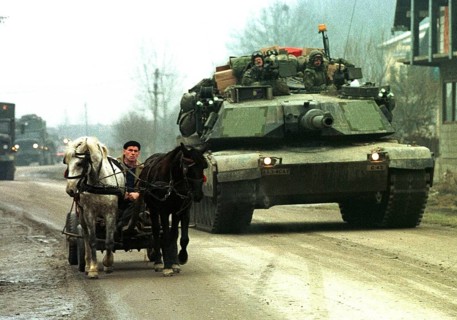 BIH, Tuzla, 01.01.1996 -- An American Abraham tank overtakes a Bosnian carriage near Tuzla. --
