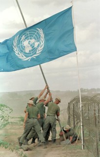 SOM, SOMALIA, Belet Hün, 25.07.1993 - German troops raise the flag in Belet Hün. - -