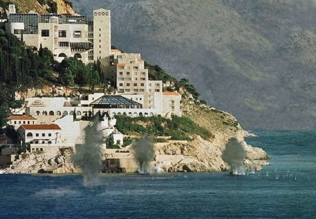 HRV, Kraotien, Dubrovnik 24.08.1992 Grenades fired by Serbs fall into the Mediterranean Sea in